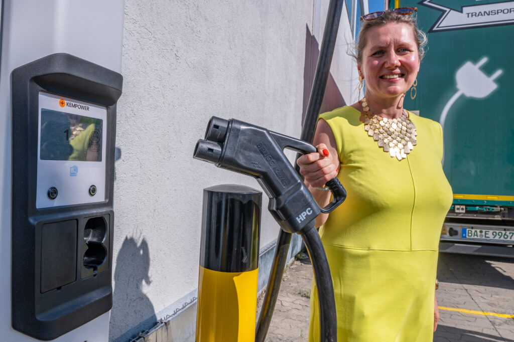 Laden an der E-Lkw Ladesäule